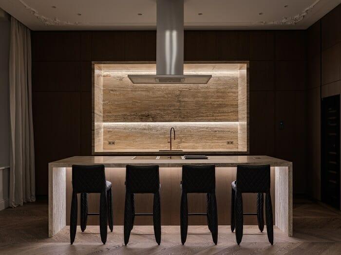 Cocina abierta con isla con iluminación LED en partes