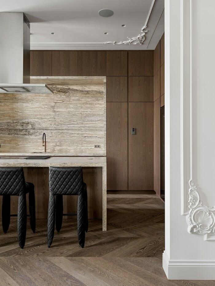 fregadero de cocina de diseño con taburetes y decoración en relieve en las paredes