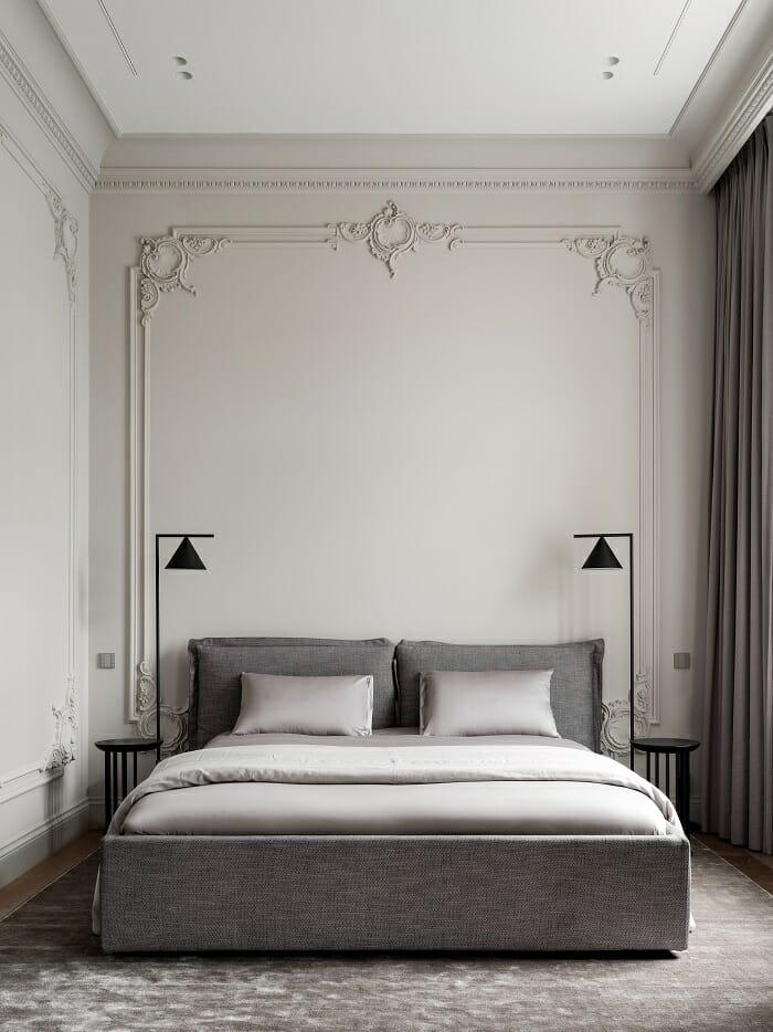 Habitación con un estilo clásico con decoración en la pared en relieve