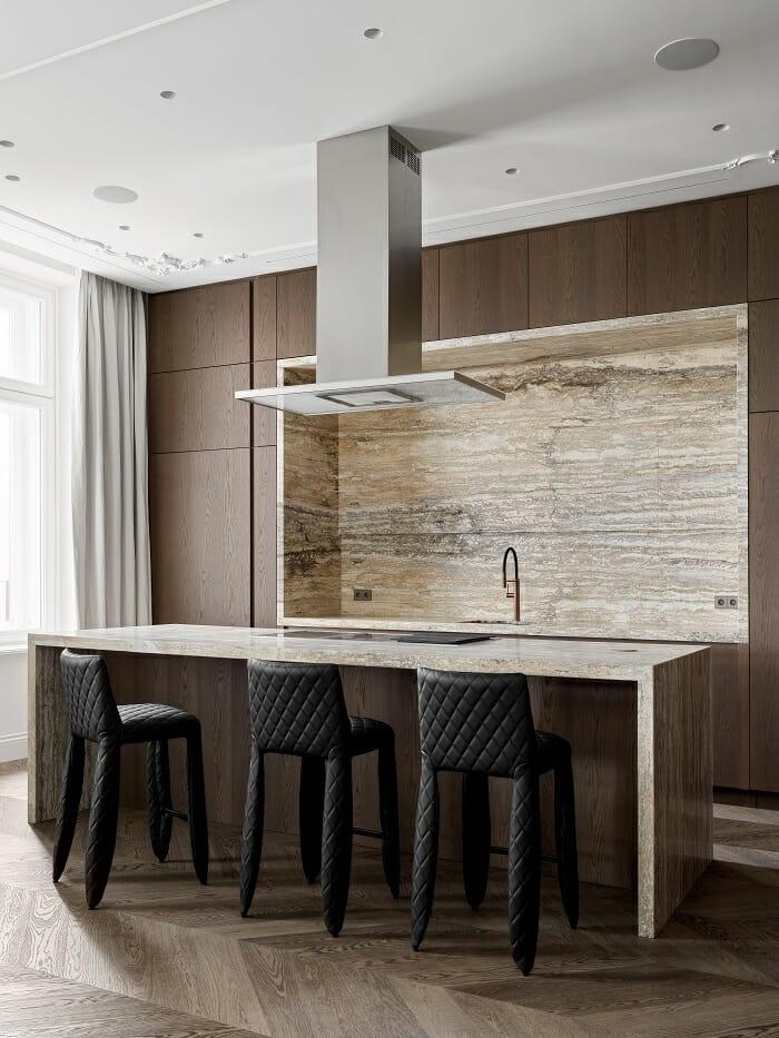 Cocina de diseño con isla y taburetes