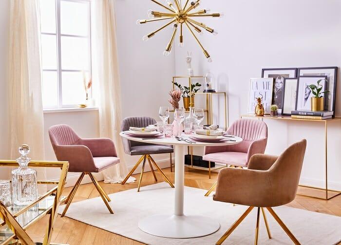 salón estilo Barbiecore con lámpara dorada y sillones rosas
