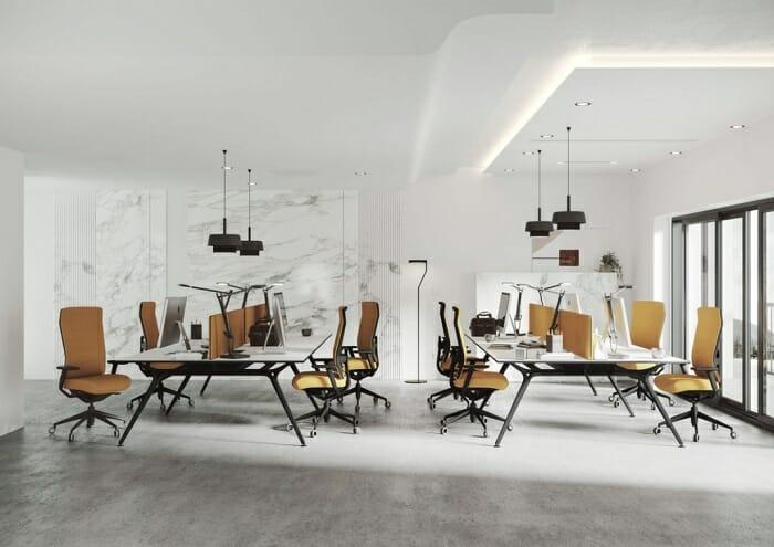 Interior de unas oficinas con mobiliario ergonómico e iluminación