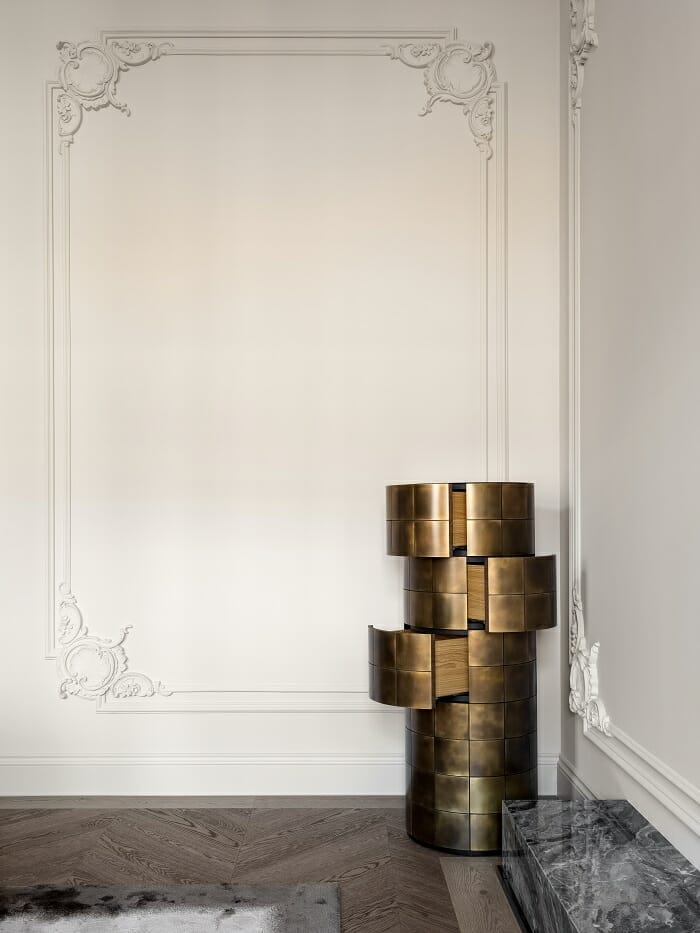 Mesilla en color dorado con un diseño clásico y moderno en forma circular