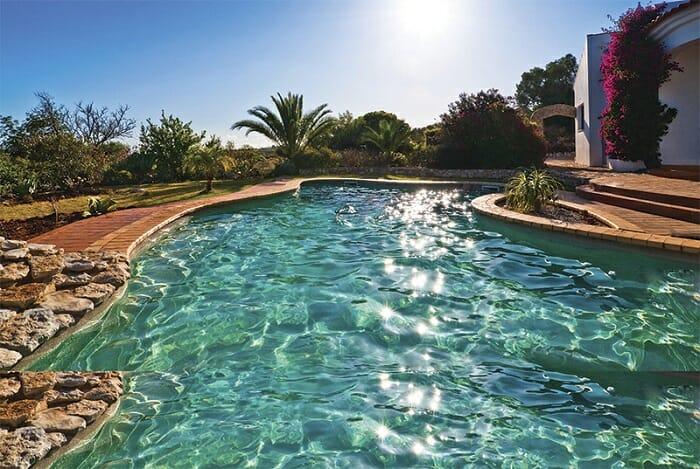 Piscina de arena con el sol en lo alto