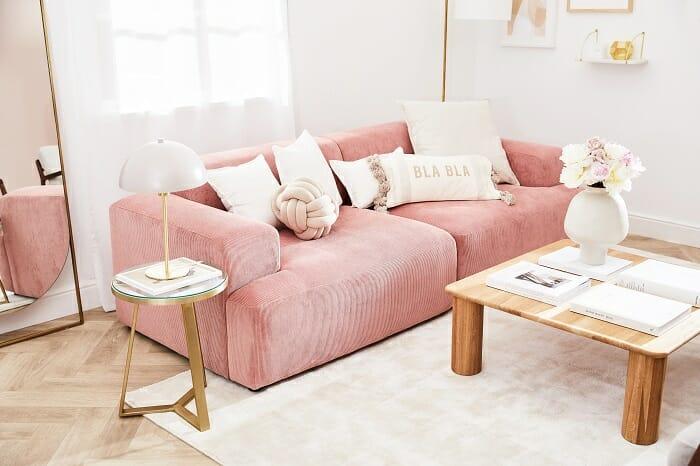 Sofá rosa en salón con estilo Barbiecore
