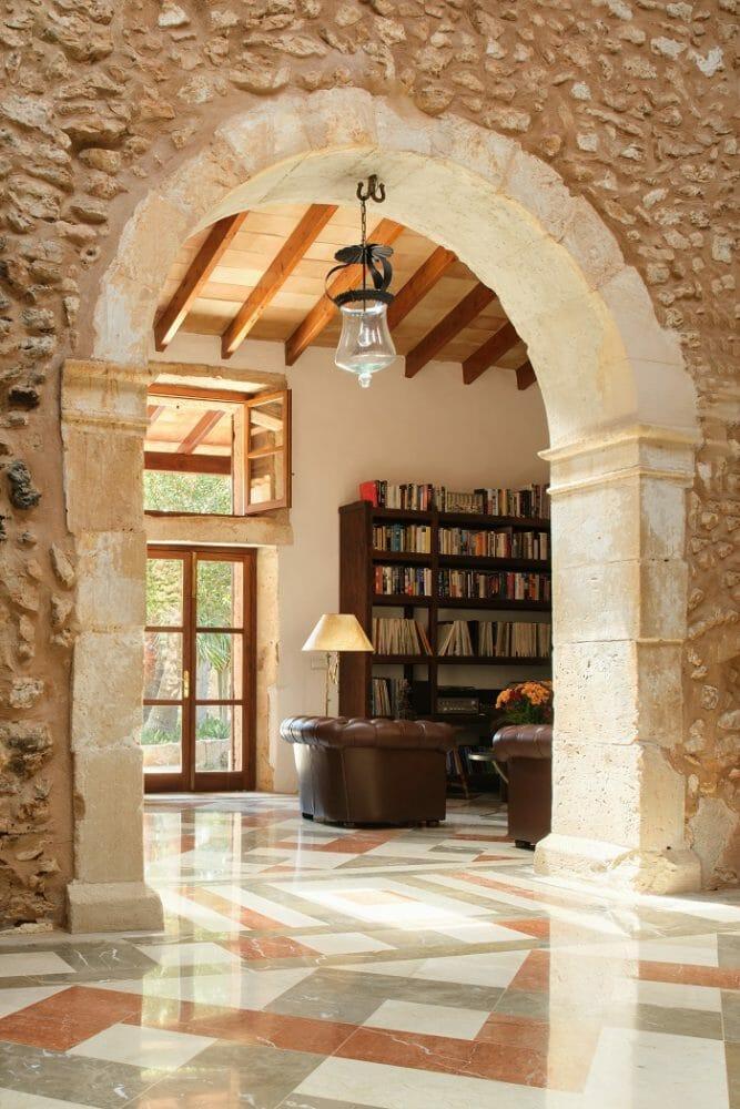 Interior de casa rural restaurada con un arco de medio punto