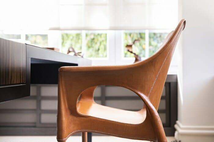 Silla de cuero en un despacho