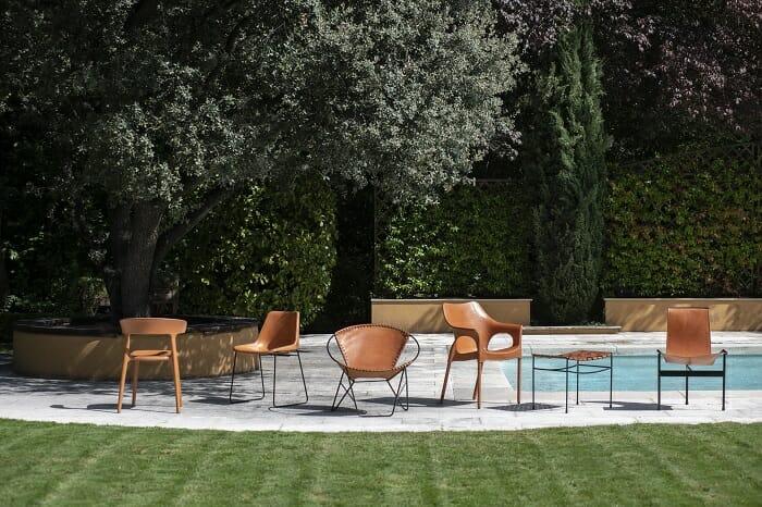 Diferentes tipos de sillas hechas de cuero en el exterior en la piscina