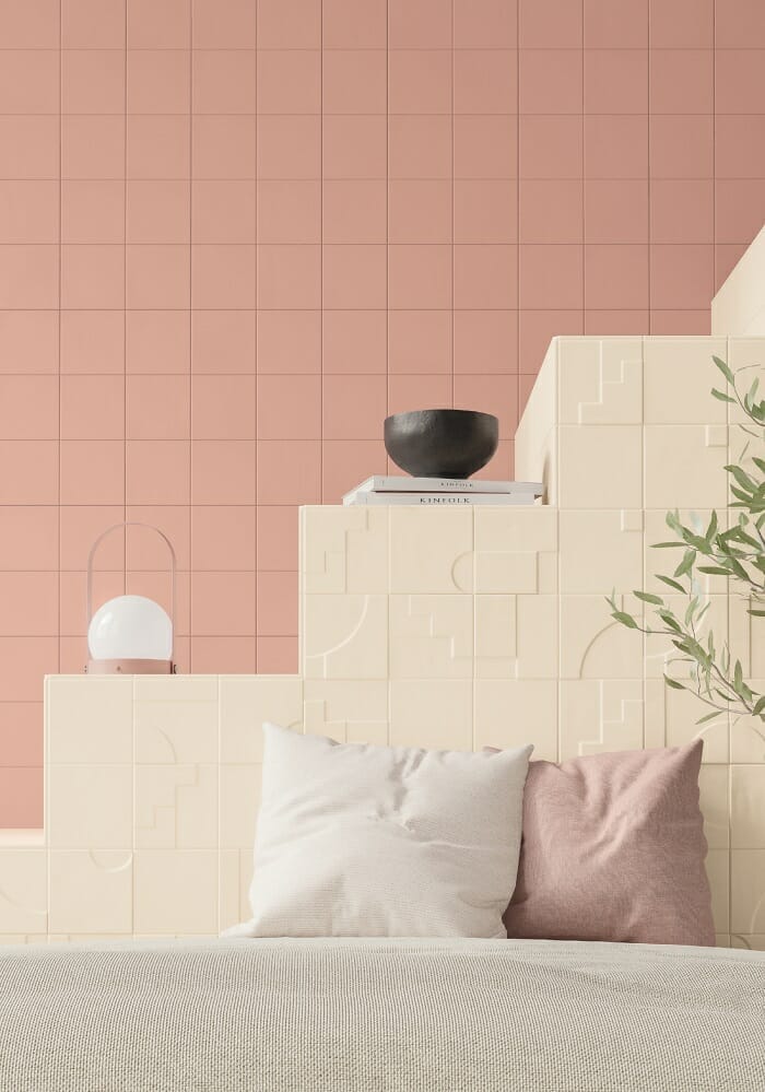 Pared con dos diferentes piezas de cerámica en color rosa y beige y con relieve