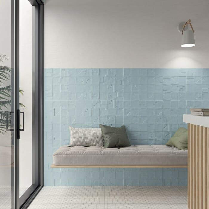 Habitación con pared con piezas de cerámica en color azul claro