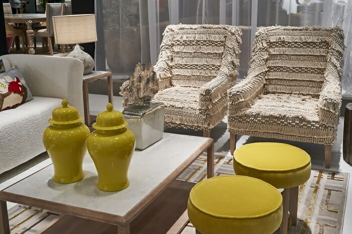 Zona con dos sillones y mesa con dos jarrones decorativos color amarillo de Intergift