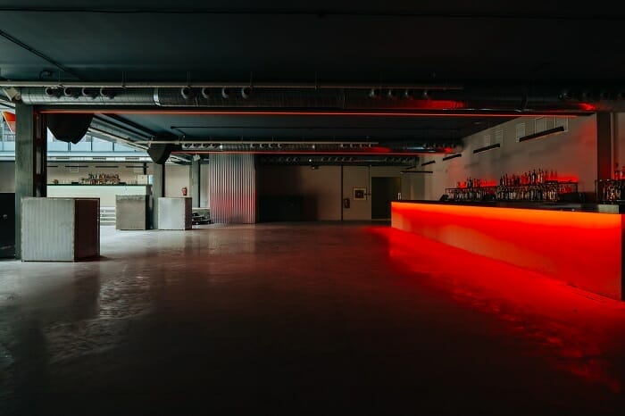 Sala de baile de Studio Club vacía con barra iluminada