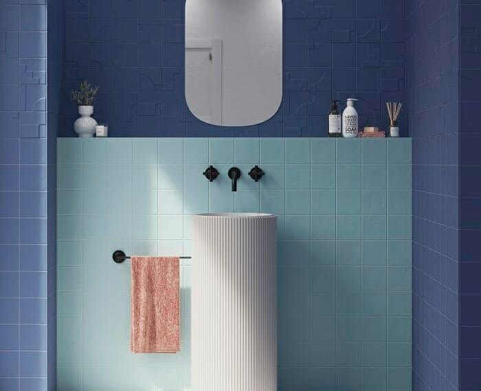 Lavabo moderno con piezas de cerámica en la pared de diseño