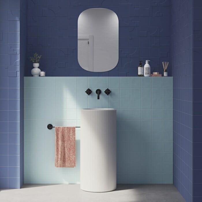 Lavabo moderno con piezas de cerámica en la pared de diseño