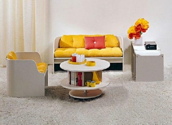 Salón con una mesa y un sofá de IKEA en color amarillo y blanco