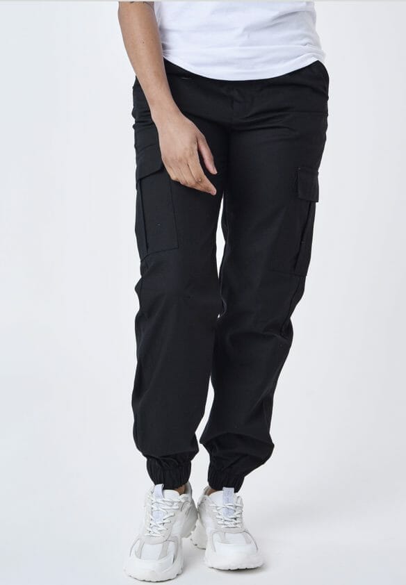 Pantalones negros estilo cargo