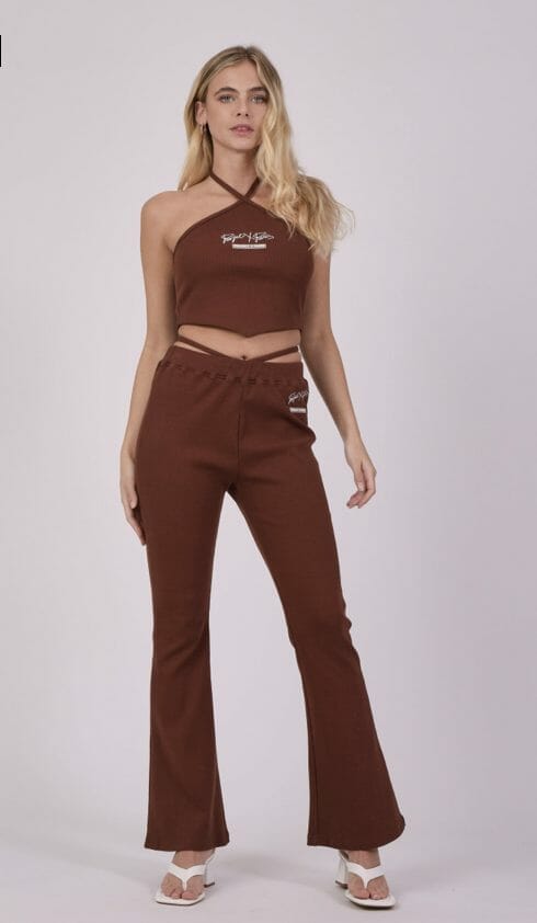 Modelo con pantalones y top granate