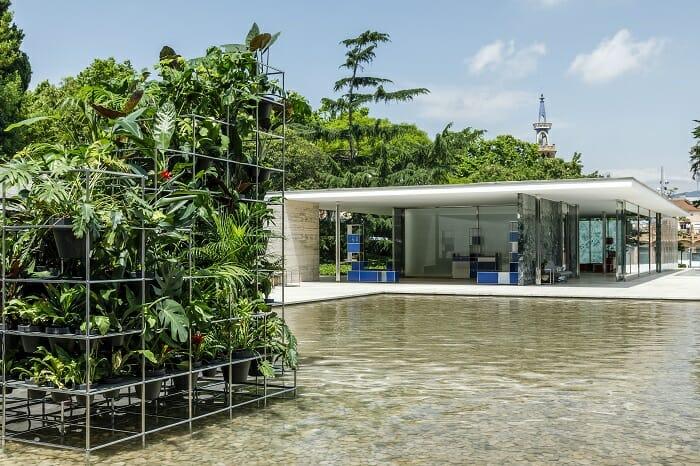 Exterior de Mies van der Rohe con lago y vegetación en la entrada