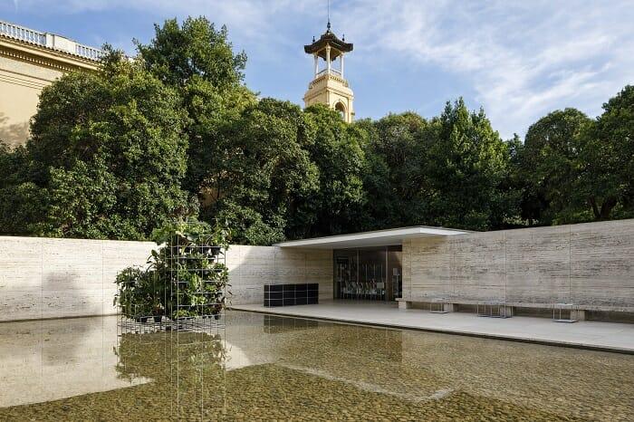 Entrada al Pabellón Mies van der Rohe