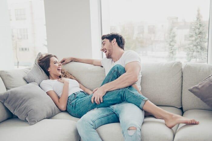 Pareja en el sofá riéndose