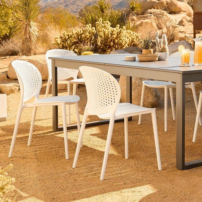 Sillas de jardín blancas en el exterior