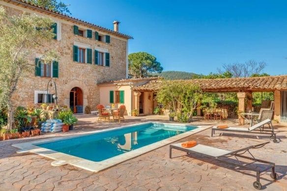 Gran casa de piedra con piscina para alquilar en vacaciones de verano