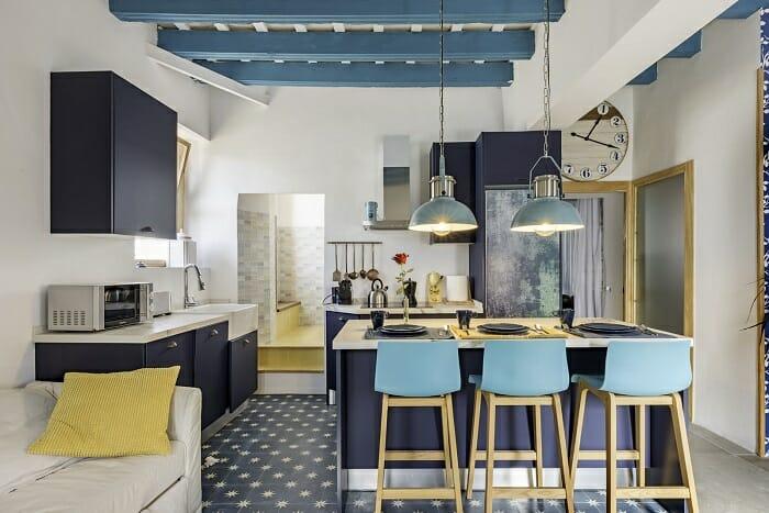 Cocina de un alquiler vacacional con un estilo moderno