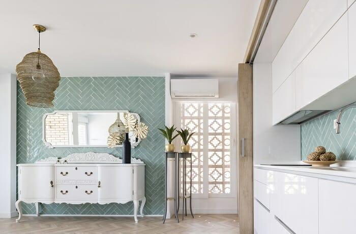 Salón con cocina abierta blanca con pavimento en azul verdoso