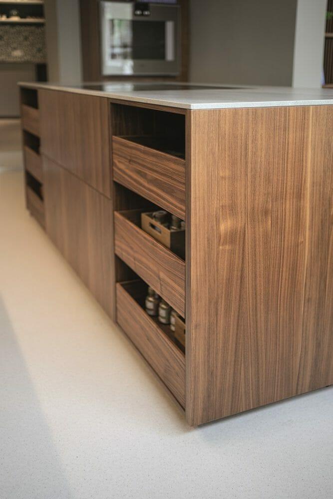 Cajones ingleses de madera en escuela de cocina de diseño