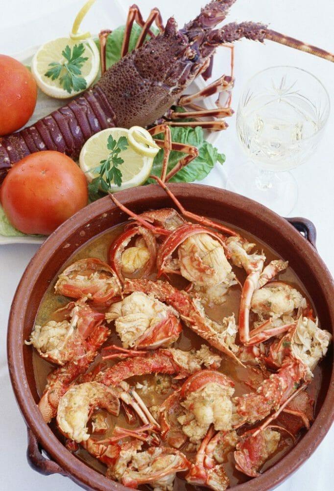 Plato de caldereta con langosta típico de las Islas Baleares