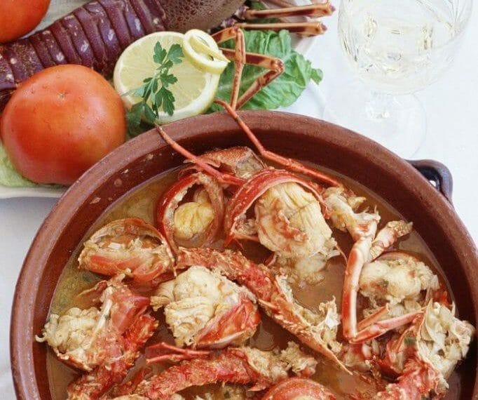 Plato de caldereta con langosta típico de las Islas Baleares