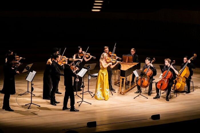 Evento musical con violines y contrabajos