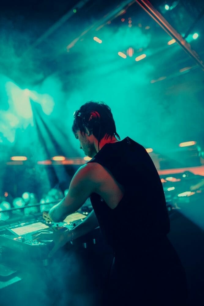 Hombre dj pinchando música en discoteca