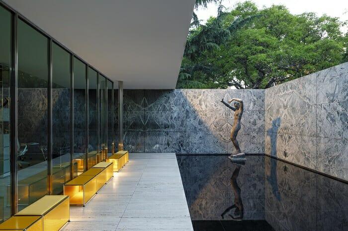 Pabellón Mies van der Rohe con estatua fuera