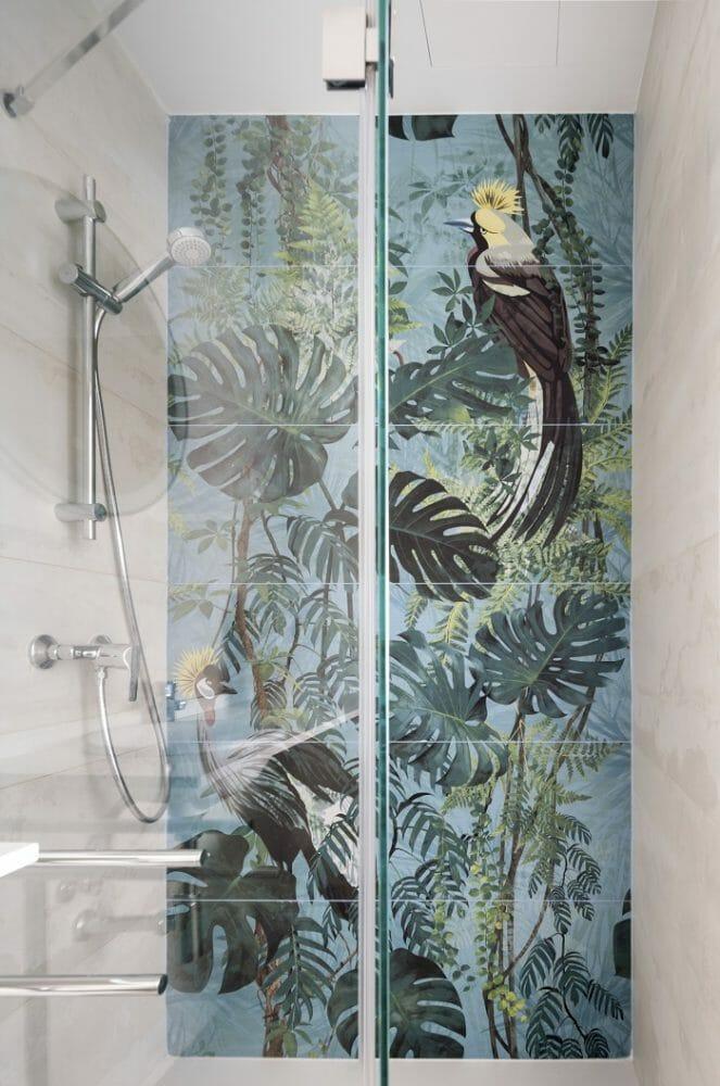 mampara de baño con pared con papel diseño selva