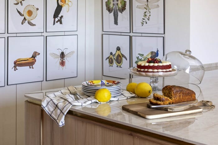 mesa de cocina con artículos y alimentos