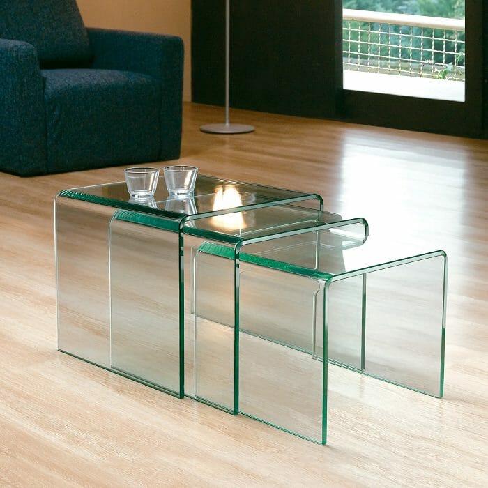 Mesas de centro de cristal apilables en salón