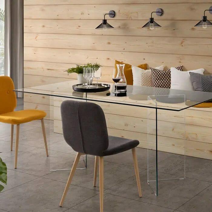 Mesa de diseño de cristal entera con dos sillas de diseño