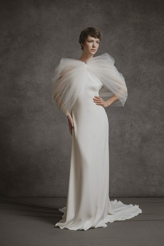 vestido de novia blanco con tul en los hombros