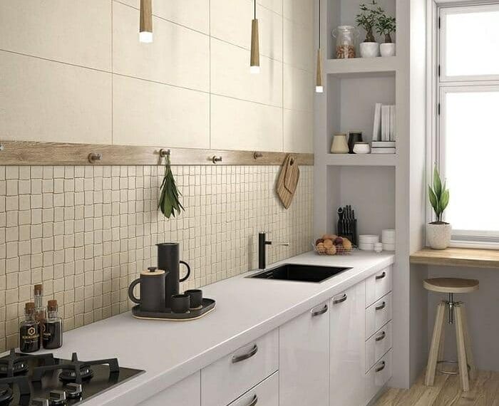Cocina blanca con azulejos tipo mosaico