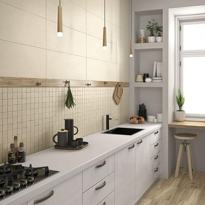 Cocina blanca con azulejos tipo mosaico