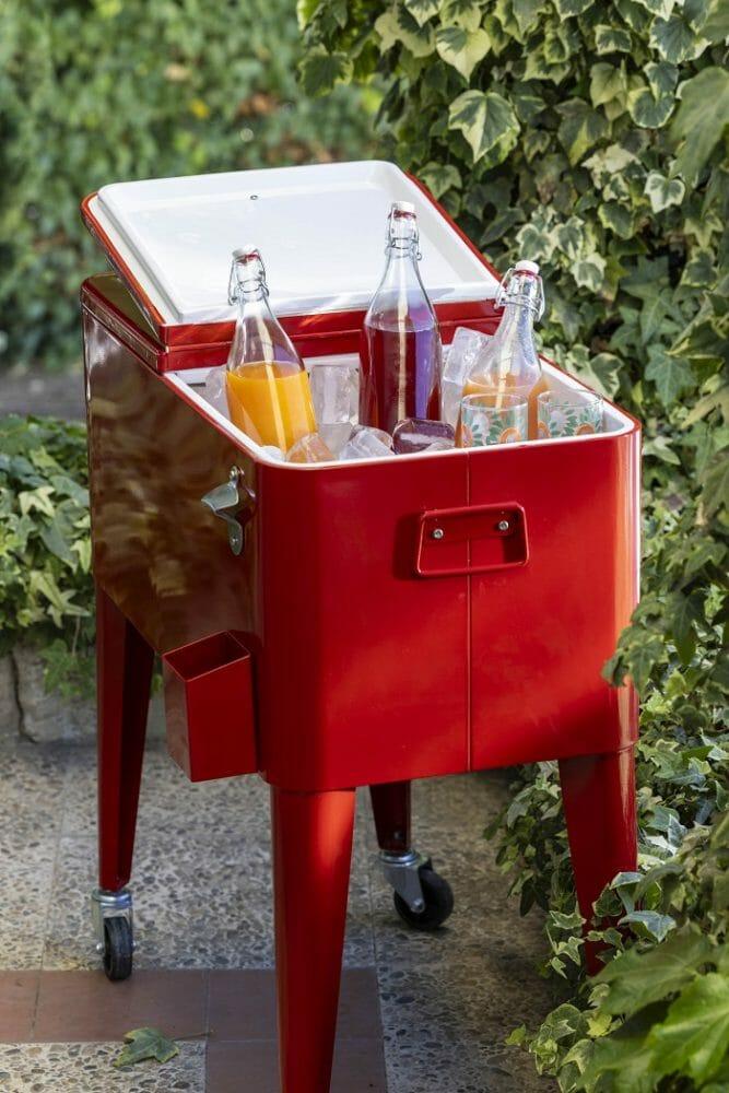 Nevera roja con refrescos con hielo dentro