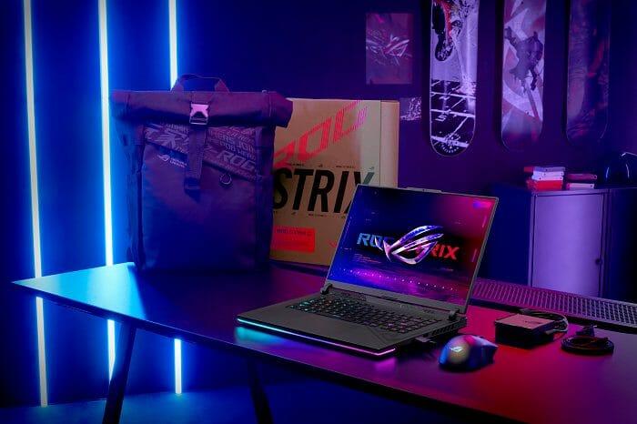 Mesa de escritorio con portátil Asus y demás accesorios