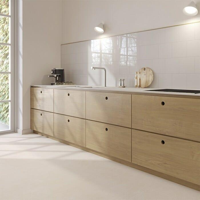 Cocina blanca con azulejos cuadrados blancos