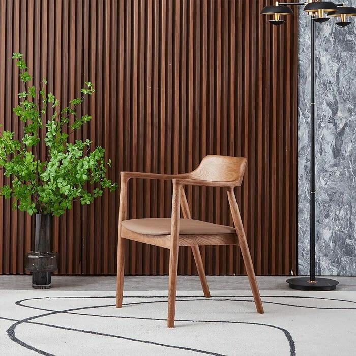 Silla de madera en salón con planta