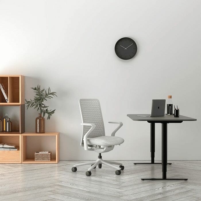 Silla de oficina blanca en una habitación