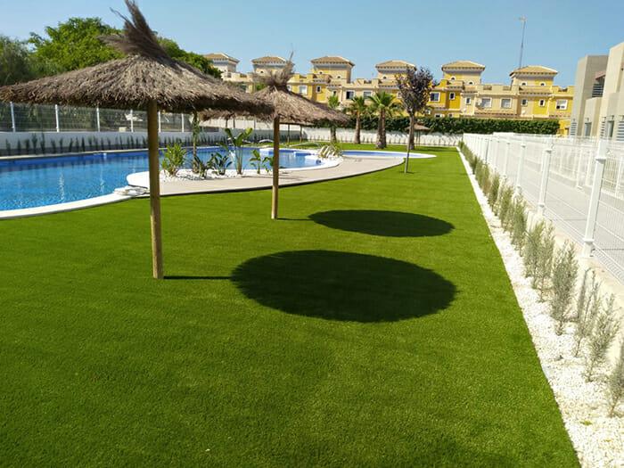 solarium cesped piscina