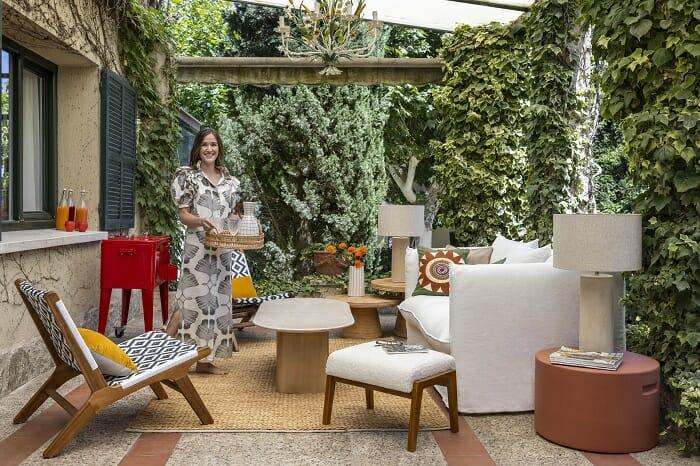 zona de exterior con Pilar Ferrer y artículos para terraza de Maisons du Monde