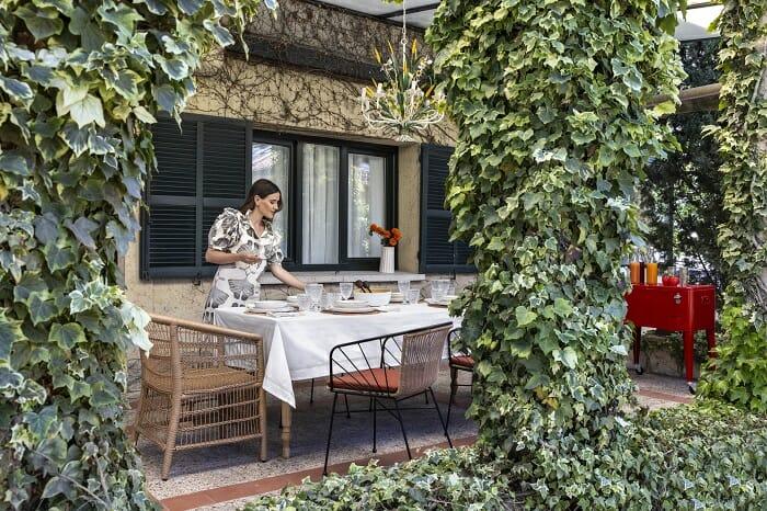 Zona exterior con mesa y sillas de fibras naturales