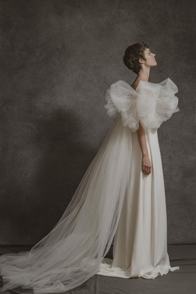 modelo con vestido de novia con cola en forma de tul